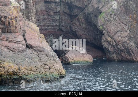 Alten Felsen und Meer Höhlen in dem Witless Bay Naturreservat, Neufundland. Stockfoto