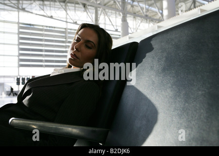 Junge Geschäftsfrau ruhen im Flughafen. Stockfoto