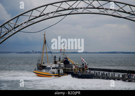 gelbe Lotsenboot Unterstützung Frachtschiff mit Liegeplatz Vlissingen-Niederlande-Europa Stockfoto