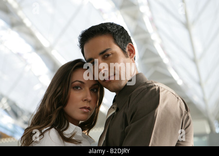 Zärtlich Pärchen im Flughafen. Stockfoto