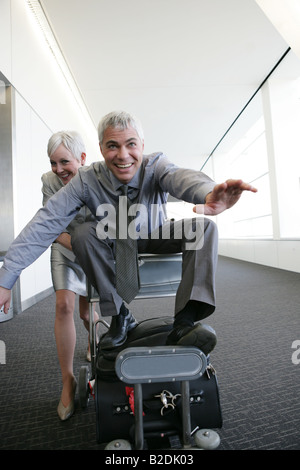 Ältere Paare, die Spaß am Flughafen. Stockfoto