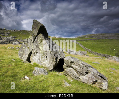 Findlinge, bekannt als The bei Felsbrocken auf bei Stirn in der Nähe von Austwick in The Yorkshire Dales U.K Stockfoto