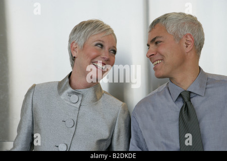 Gerne älteres Paar einander betrachtend. Stockfoto