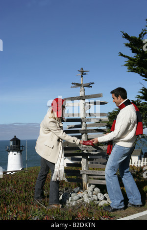 Junges Paar Blick auf Richtung Post am Leuchtturm. Stockfoto