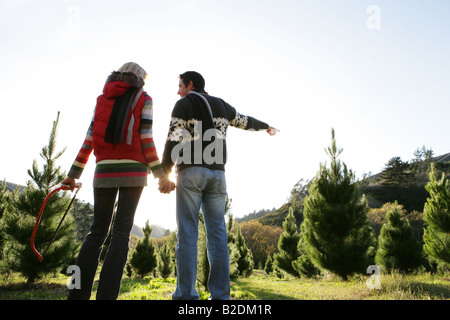 Junges Paar herauszupicken Weihnachtsbaum. Stockfoto