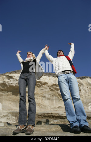 Junges Paar zu Klippe zu springen. Stockfoto