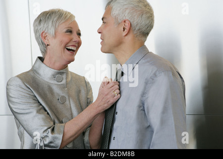 Gerne älteres Paar wird liebevoll im Flughafen. Stockfoto