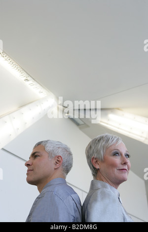 Älteres Paar im Flughafen stehen. Stockfoto