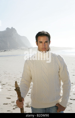 Porträt des jungen Mannes am Strand im Winter. Stockfoto