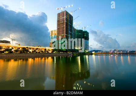 Baustelle des Buidlings an See mit Reflexion in der Morgendämmerung Stockfoto