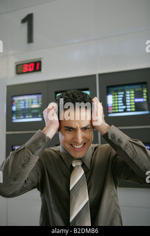 Gestressten Geschäftsmann am Flughafen. Stockfoto