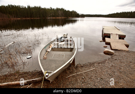 Motorboot am nördlichen Manitoba See gestrandet Stockfoto