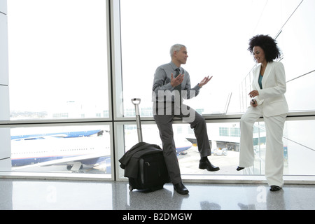 Geschäftsleute in Flughafen zu sprechen. Stockfoto