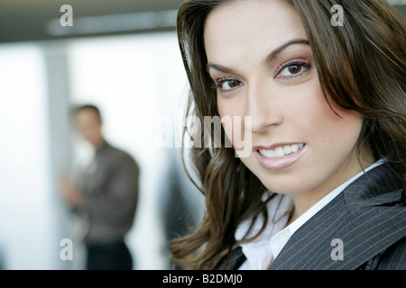 Porträt der Geschäftsfrau im Flughafen. Stockfoto