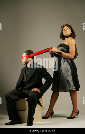 Young African American Woman spuckten Mann. Stockfoto