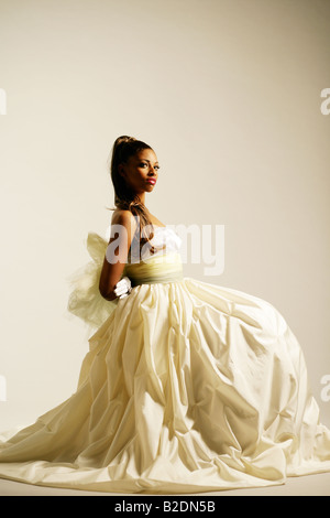 Young African American Woman im eleganten Kleid, Studio gedreht. Stockfoto