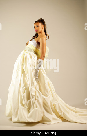 Young African American Woman im eleganten Kleid, Studio gedreht. Stockfoto