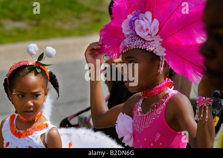 Junge schwarze Mädchen in Kostümen, die immer bereit, Mas Maskenball auf der Junior Caribana Parade Toronto 2008 spielen Stockfoto