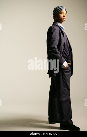 Young African American Mann mit vollständigen Anzug und Mütze, Studio gedreht. Stockfoto