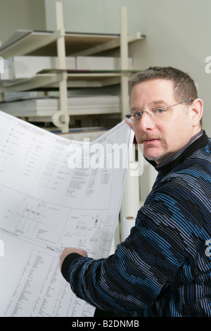 Architekt mit Blaupausen. Stockfoto