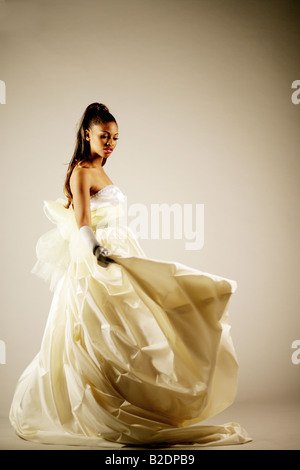 Young African American Woman im eleganten Kleid, Studio gedreht. Stockfoto