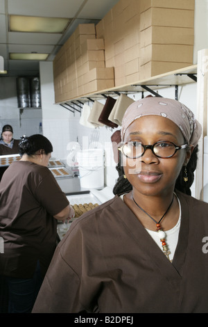 African American Arbeitnehmerin in Küche. Stockfoto