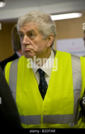 RHODRI MORGAN ersten Minister Versammlung Regierung von Wales mit Warnschutz Jacke auf den Aufbau der Website UK Stockfoto