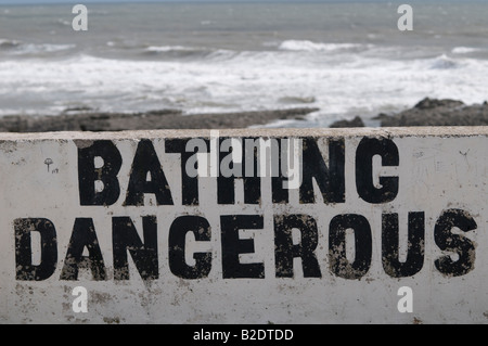 Baden gefährlich Zeichen - kein Baden im Meer in Porthcawl South Wales Stockfoto