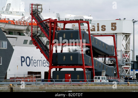 Footpassenger Gehweg Zugang zum Kanal-Fähre überqueren Sie am Kai Hafen von Calais Frankreich Nordeuropa Stockfoto