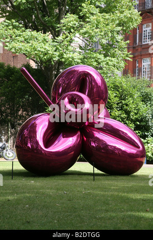 Balloon Flower (Magenta) Künstlers Jeff Koons auf dem Display im Zentrum von St. James Square, Westminster, London. Stockfoto