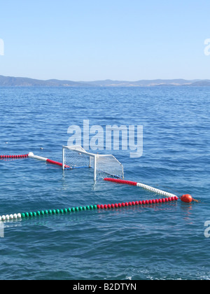 Wasser-Polo Sport Bereich Tonhöhe schwimmend im Meer Stockfoto