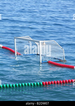 Wasser-Polo Sport Bereich Tonhöhe schwimmend im Meer Stockfoto