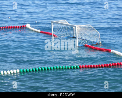 Wasser-Polo Sport Bereich Tonhöhe schwimmend im Meer Stockfoto