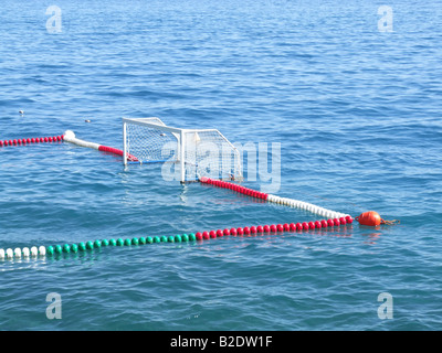 Wasser-Polo Sport Bereich Tonhöhe schwimmend im Meer Stockfoto