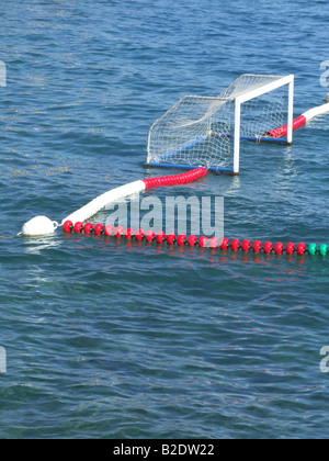 Wasser-Polo Sport Bereich Tonhöhe schwimmend im Meer Stockfoto