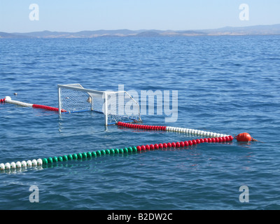 Wasser-Polo Sport Bereich Tonhöhe schwimmend im Meer Stockfoto