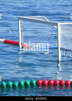 Wasser-Polo Sport Bereich Tonhöhe schwimmend im Meer Stockfoto