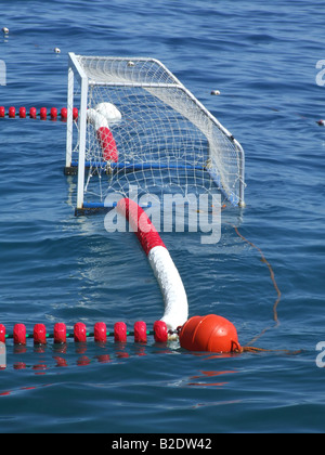 Wasser-Polo Sport Bereich Tonhöhe schwimmend im Meer Stockfoto