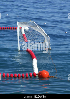 Wasser-Polo Sport Bereich Tonhöhe schwimmend im Meer Stockfoto