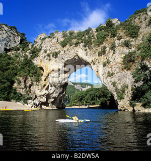 Vallon Pont d ' Arc felsigen Bogen und Kanus am Fluss Ardèche Gorges de l'Ardèche Frankreich Stockfoto