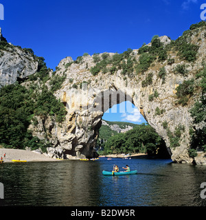 Vallon Pont d ' Arc felsigen Bogen und Kanus am Fluss Ardèche Gorges de l'Ardèche Frankreich Stockfoto