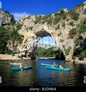 Vallon Pont d ' Arc felsigen Bogen und Kanus am Fluss Ardèche Gorges de l'Ardèche Frankreich Stockfoto