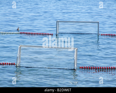 Wasser-Polo Sport Bereich Tonhöhe schwimmend im Meer Stockfoto