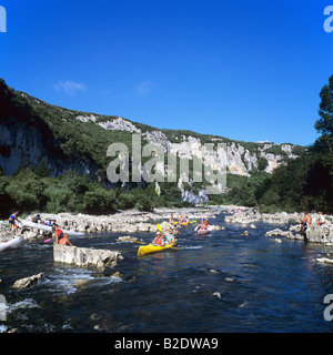 Kanufahren auf dem Fluss Ardèche Gorges de l'Ardèche Frankreich Stockfoto