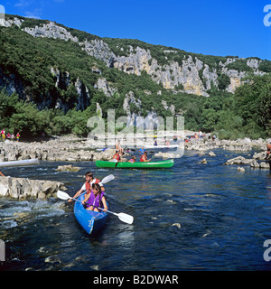 Kanufahren auf dem Fluss Ardèche Gorges de l'Ardèche Frankreich Stockfoto