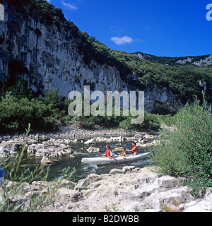 Junges Paar und junge Kanufahren auf Ardèche Fluss Gorges de l'Ardèche Frankreich Stockfoto