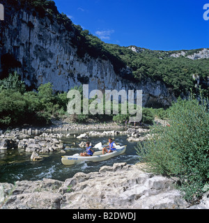 Junges Paar Kanufahren auf Ardèche Fluss Gorges de l'Ardèche Frankreich Stockfoto