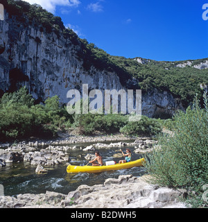 Paar, Kanufahren auf dem Fluss Ardèche Gorges de l'Ardèche Frankreich Stockfoto