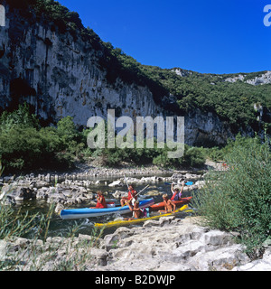 Paar Kanu und Kajak auf Ardèche River Gorges de l'Ardèche Frankreich Jugendliche Stockfoto