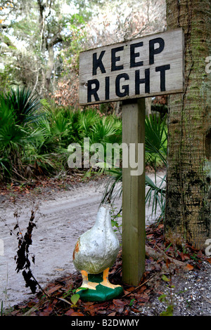 HALTEN SIE SICH RECHTS ZEICHEN UND DIE KOPFLOSE GIPS FIGUR EINER GANS VON DER HAUPTSTRAßE AUF CUMBERLAND ISLAND GEORGIA USA Stockfoto